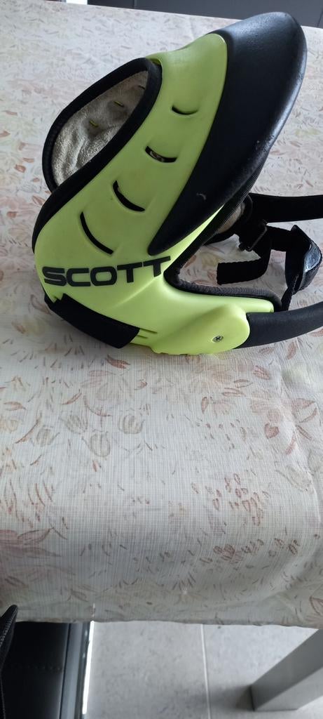Skihelm voor slalom van het merk SCOTT, Ophalen
