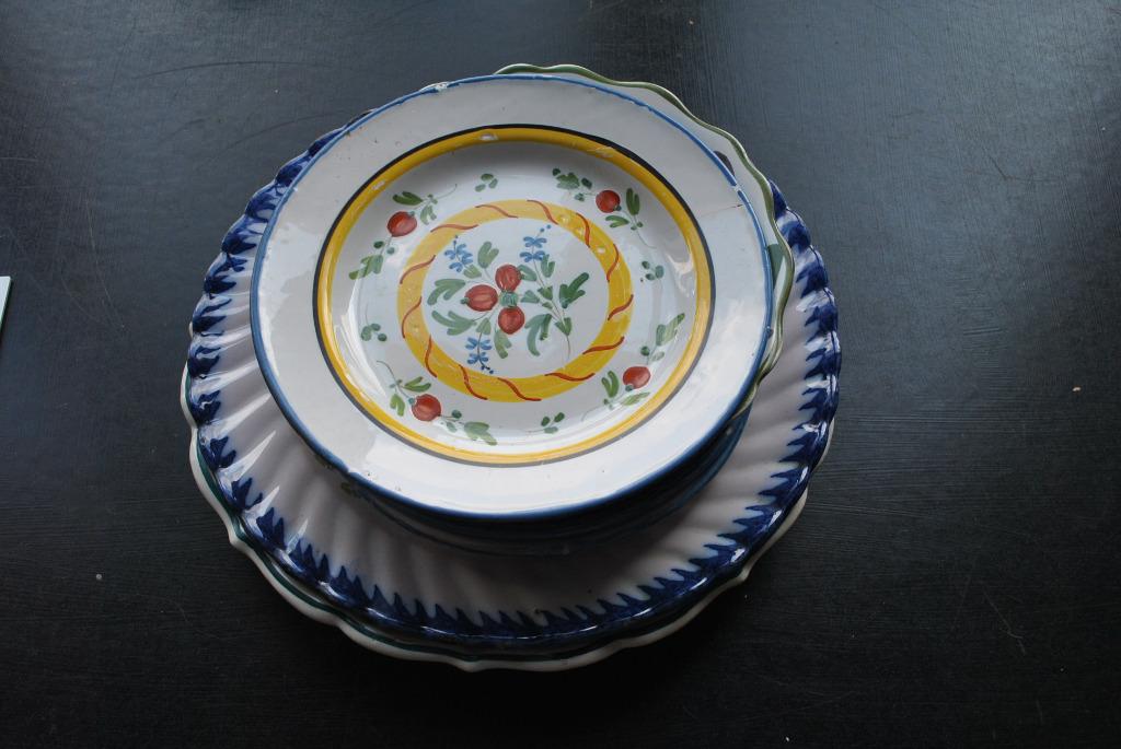 Lot de 9 assiettes et plats en faience XIXè et XXè abimé, Ophalen