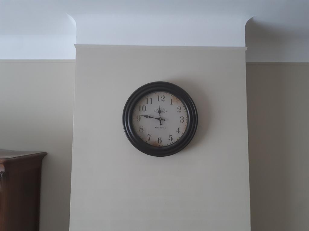 Klok van Riverdale : 40 cm - 6 cm 🕗, Huis en Inrichting, Woonaccessoires | Klokken, Ophalen, Zo goed als nieuw, Wandklok