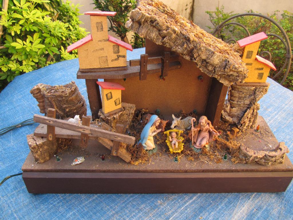 kerststalletje hout+ plastic figuurtjes+ lampjes zelfgemaakt, Ophalen of Verzenden, Gebruikt