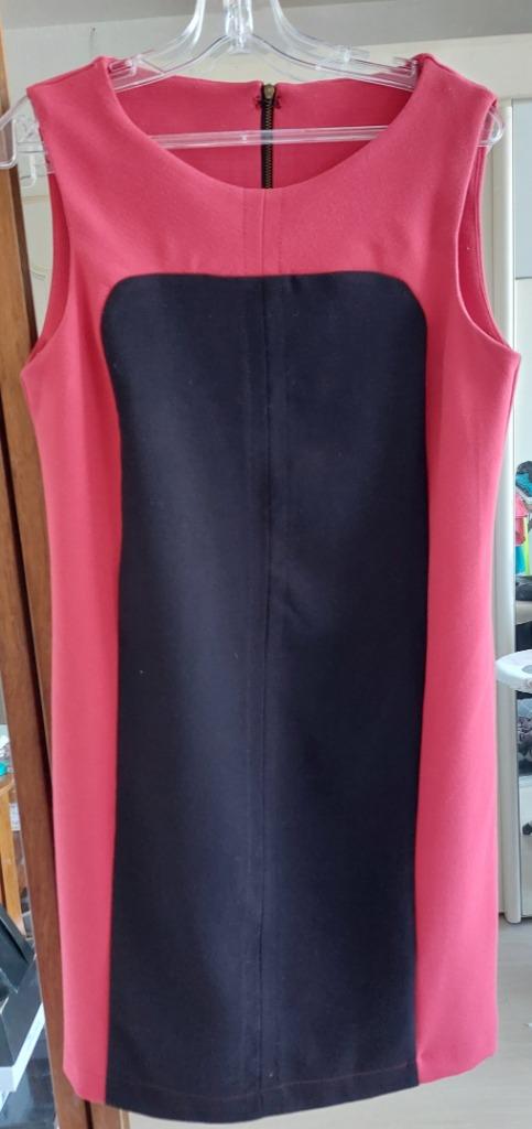 robe hiver design, rectangle noir sur fond rouge rose T42, Vêtements | Femmes, Autre, Enlèvement ou Envoi, Comme neuf, Taille 42/44 (L)