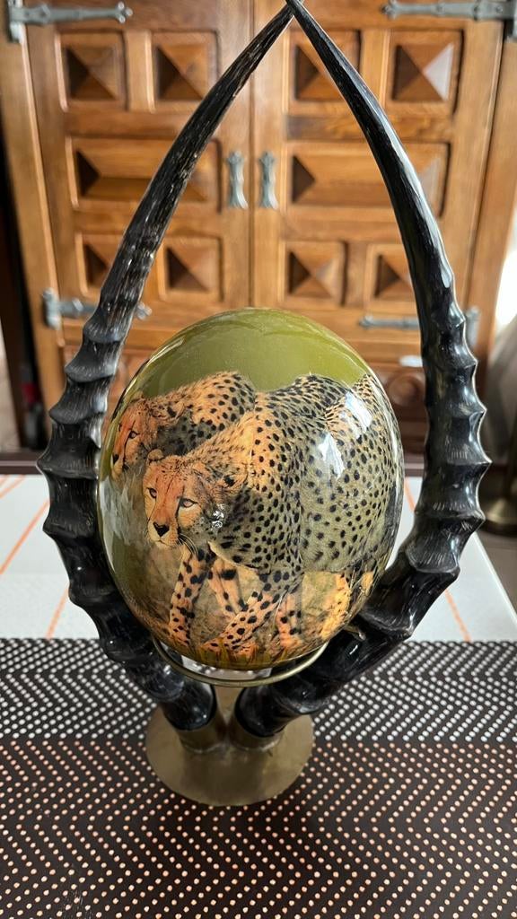 Oeuf d’autruche véritable décoré et monté en art décoratif, Ophalen
