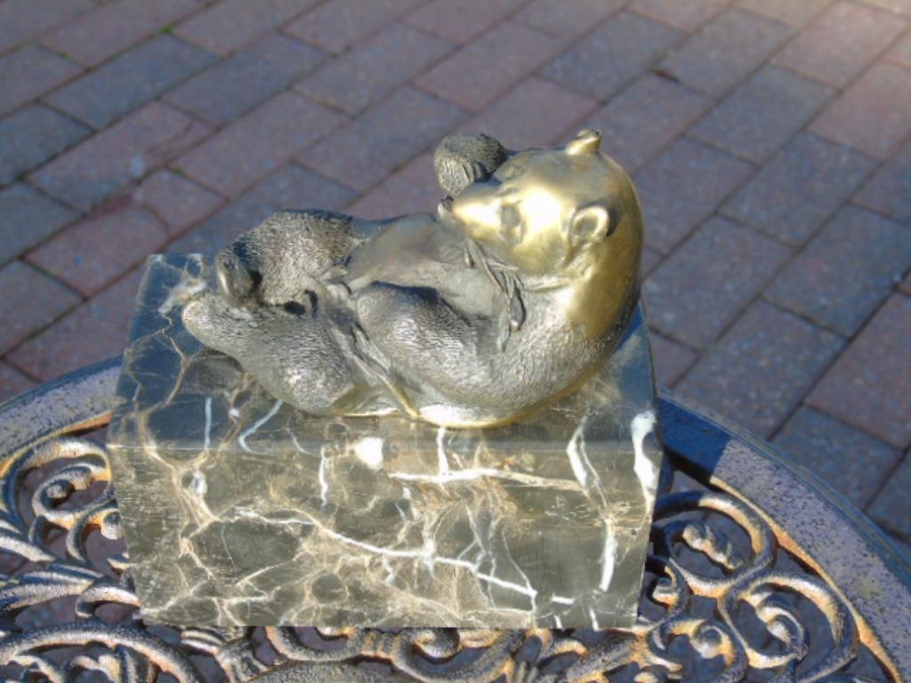 panda qui mange en bronze sur marbre signé , MILO, Enlèvement, Bronze