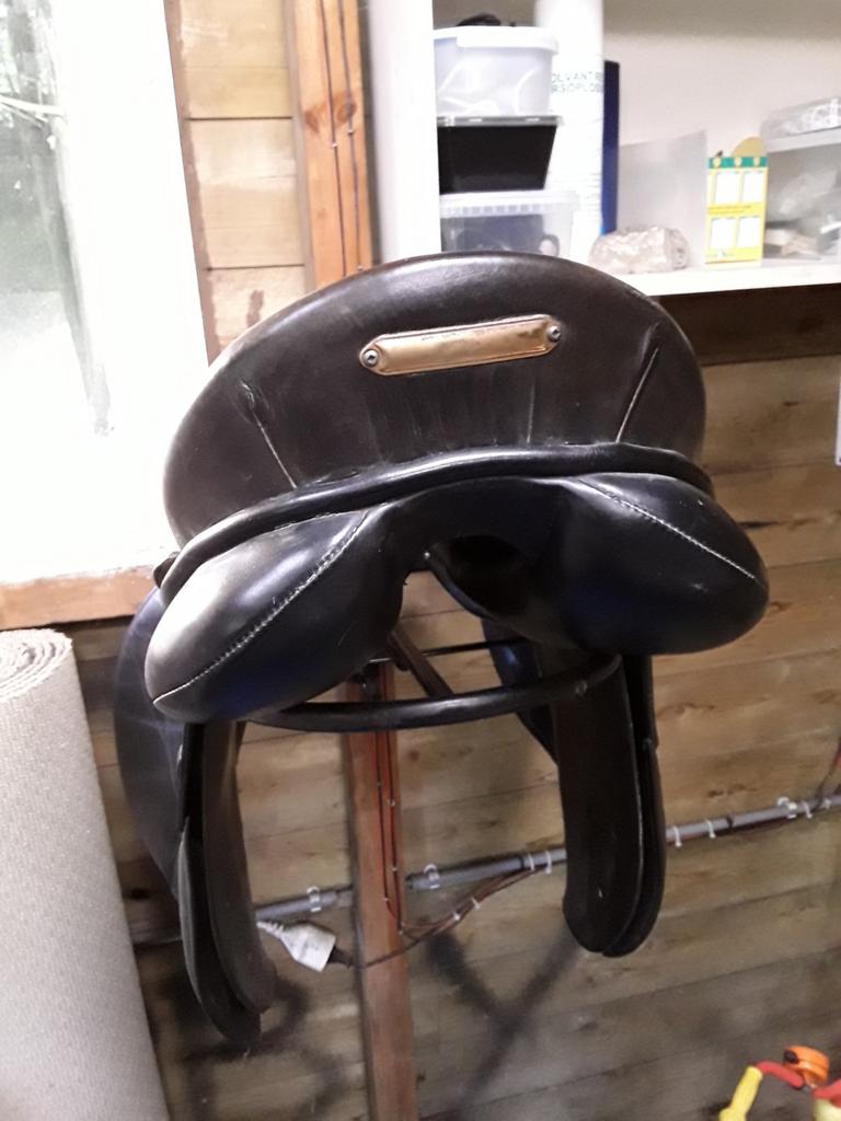 Zwarte lederen zadel ( nieuwprijs 990 euro ), Dieren en Toebehoren, Paarden en Pony's | Zadels, Ophalen, Zo goed als nieuw