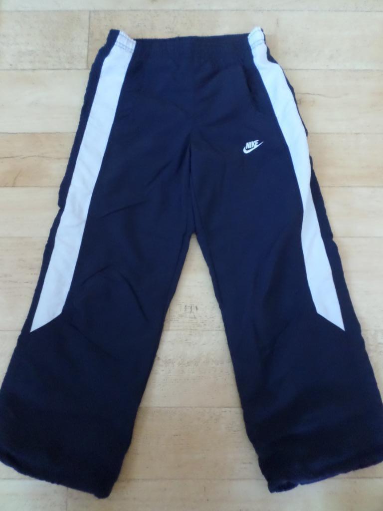 Short sport bleu marine blanc enfants mixtes 6-7 ans Nike, Enfants & Bébés, Vêtements enfant | Taille 116, Utilisé, Garçon ou Fille