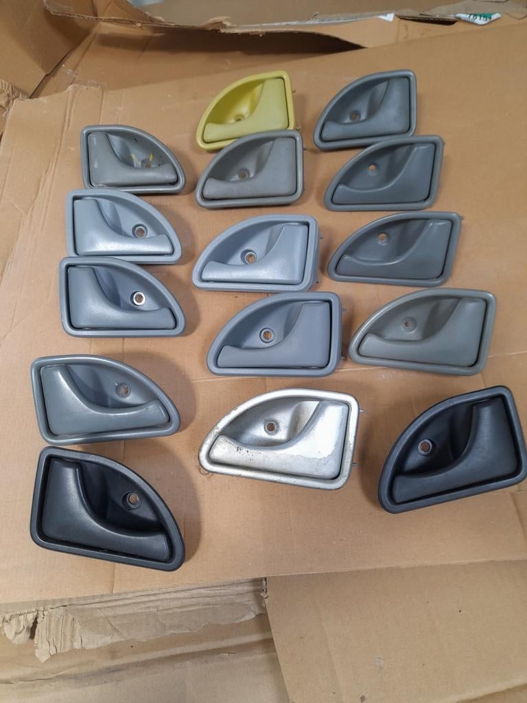 Poignées de portes RENAULT TWINGO 1 // 5060 AUVELAIS, Enlèvement ou Envoi, Utilisé, Renault