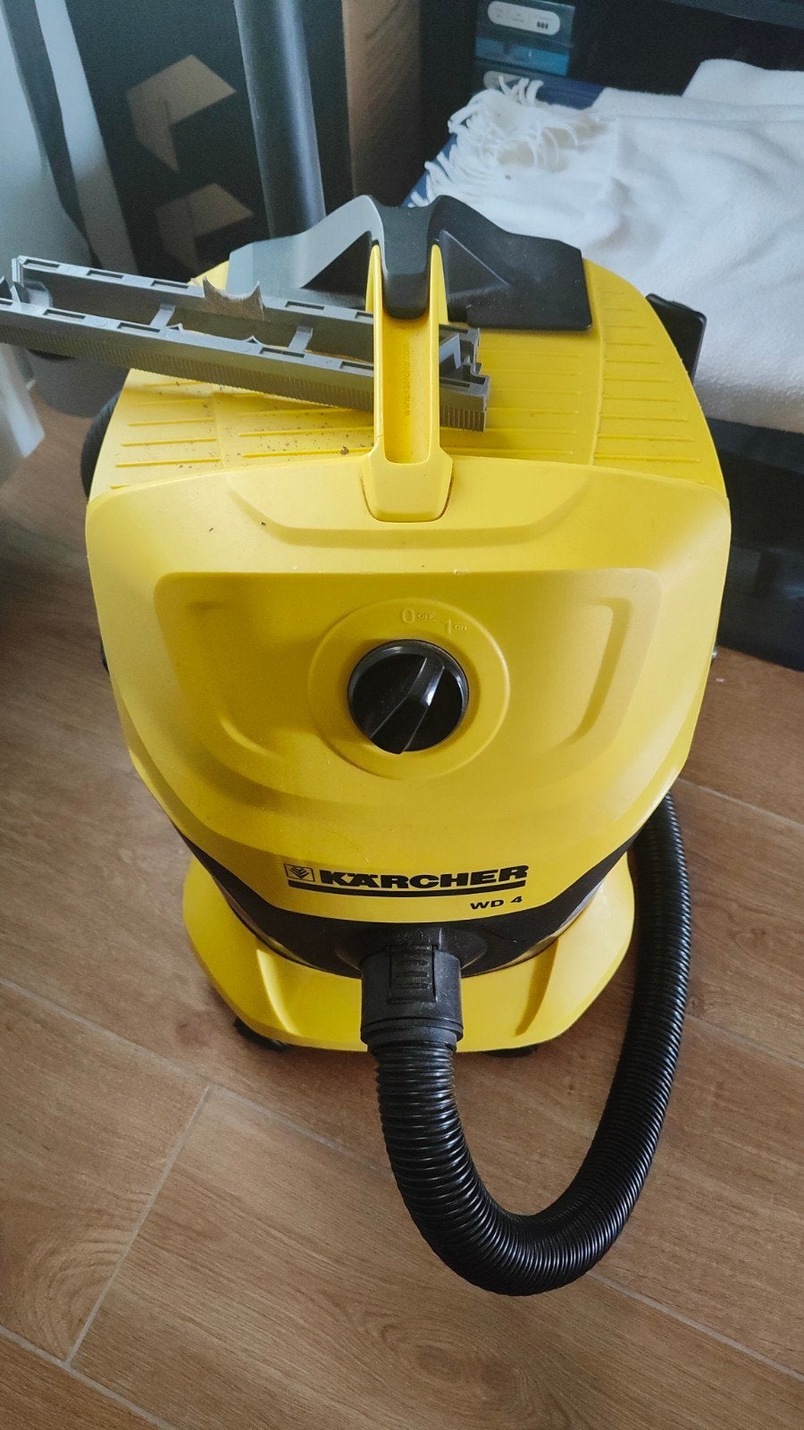 Aspirateur eau et poussières Kärcher WD 4 + sacs, Bricolage & Construction, Enlèvement, Utilisé, Aspirateur d'eau