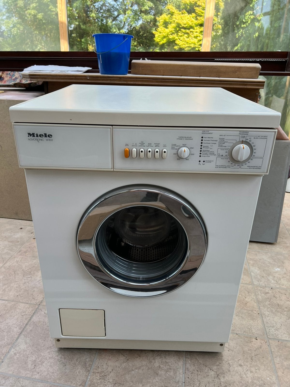 Lave-linge MIELE Novotronic W832, 1200 à 1600 tours, 85 à 90 cm, 4 à 6 kg, Programme lavage à la main
