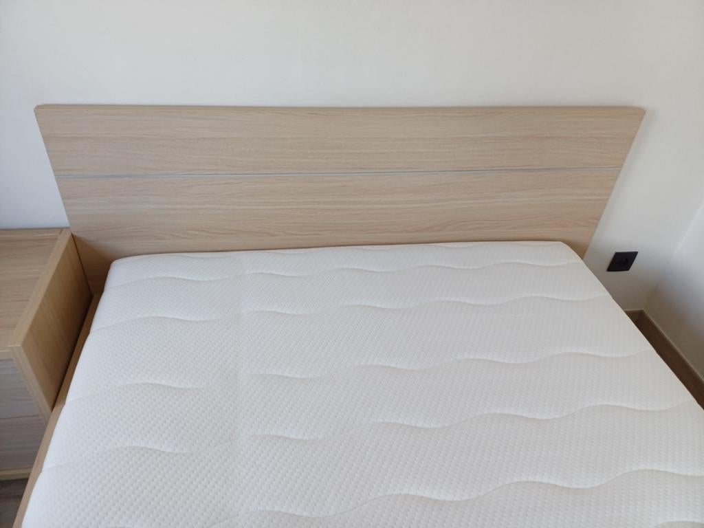 2 persons bed met nachtkastje., Ophalen