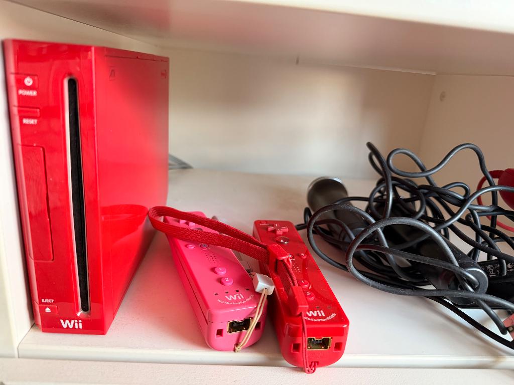 Édition limitée Nintendo Wii rouge, Enlèvement ou Envoi, Utilisé, Avec 2 manettes, Avec jeux