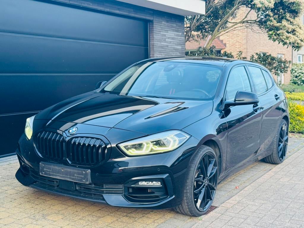 BMW 118iA Sportline – HUD – Camera - Carplay - Keyless, Auto's, BMW, 1 Reeks, 140 g/km, Leder en Stof, Zwart