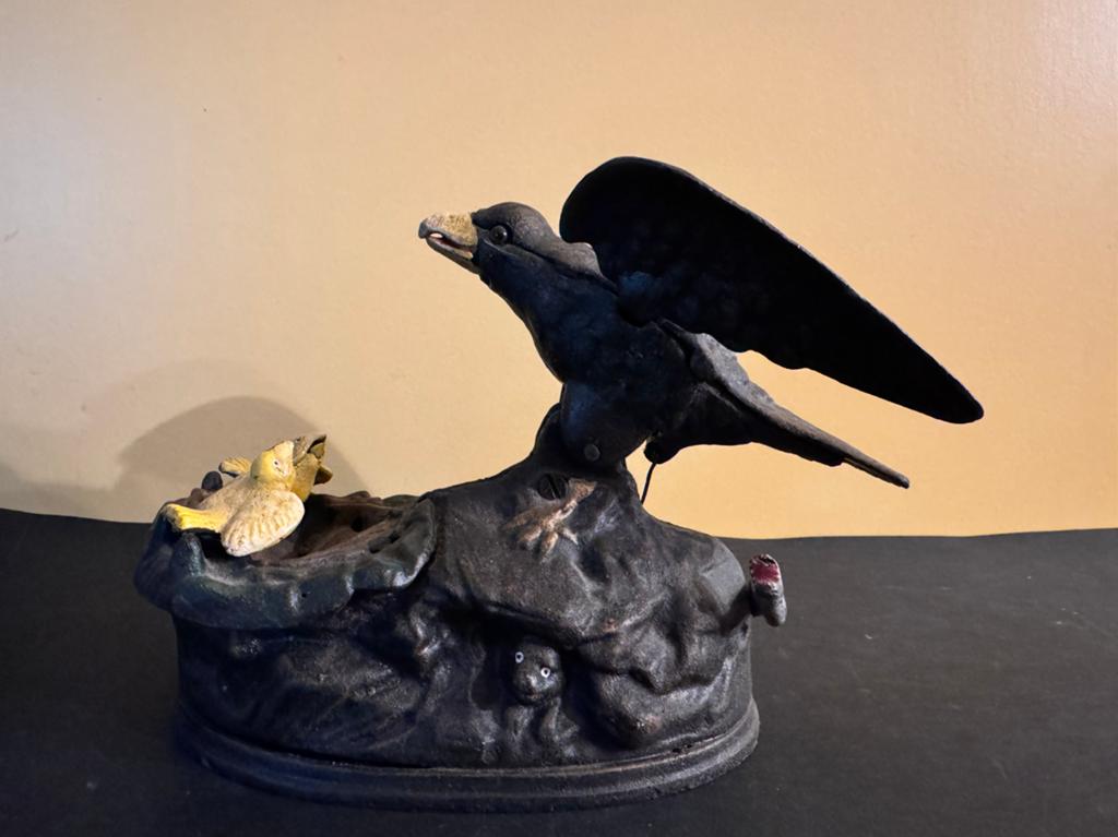 Mechanische gietijzeren spaarbank adelaar met welpen, Antiquités & Art, Curiosités & Brocante, Enlèvement ou Envoi