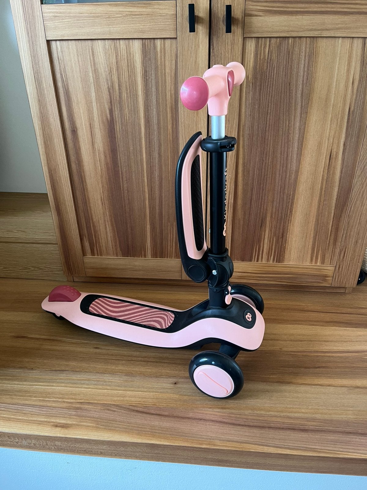 Roze step met zitje en verlichte wieltjes, Fietsen en Brommers, Ophalen, Zo goed als nieuw
