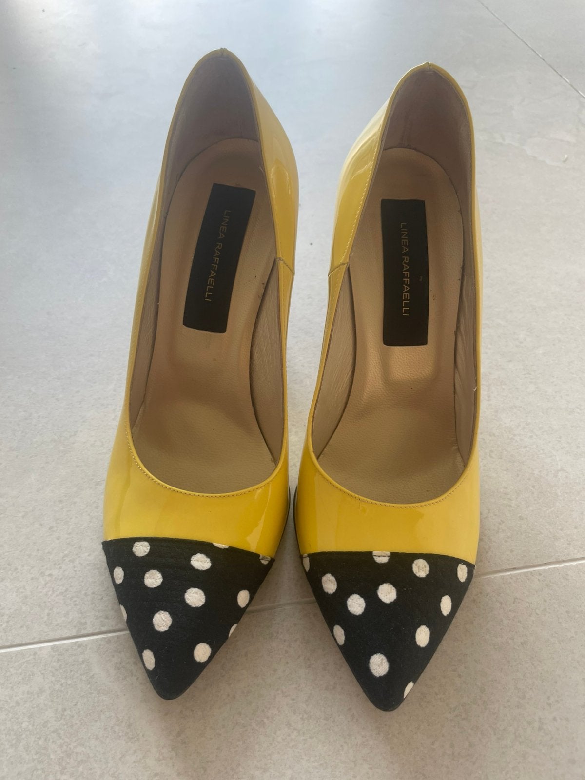 Gele lakleer hakken gecombineerd met zwart stof, Kleding | Dames, Schoenen, Ophalen of Verzenden, Zo goed als nieuw, Zwart