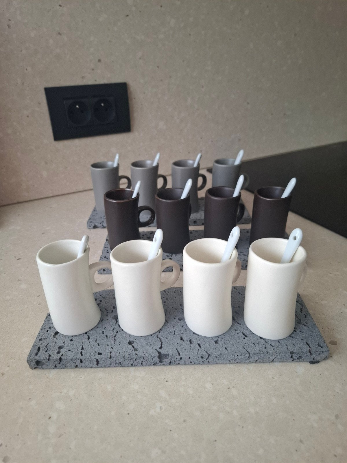 12 tasses à expresso avec cuillères, Maison & Meubles, Enlèvement, Comme neuf, Pierre