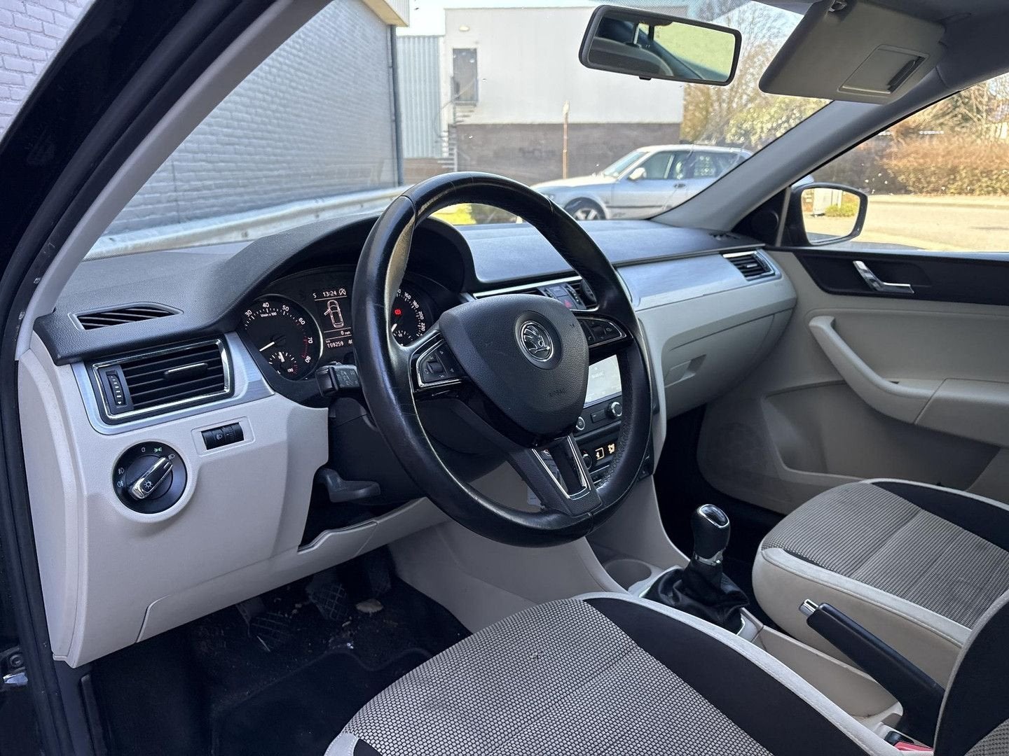Skoda Rapid Spaceback 1.2 TSI Greentech Elegance Businesslin, Auto's, Beige, Navigatiesysteem, Zwart, Bedrijf