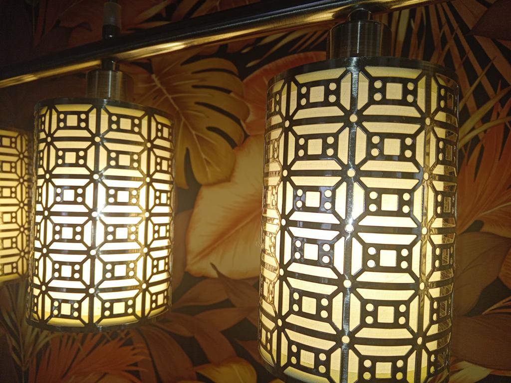 Mooie kroonluchter met 4 lampen., Ophalen
