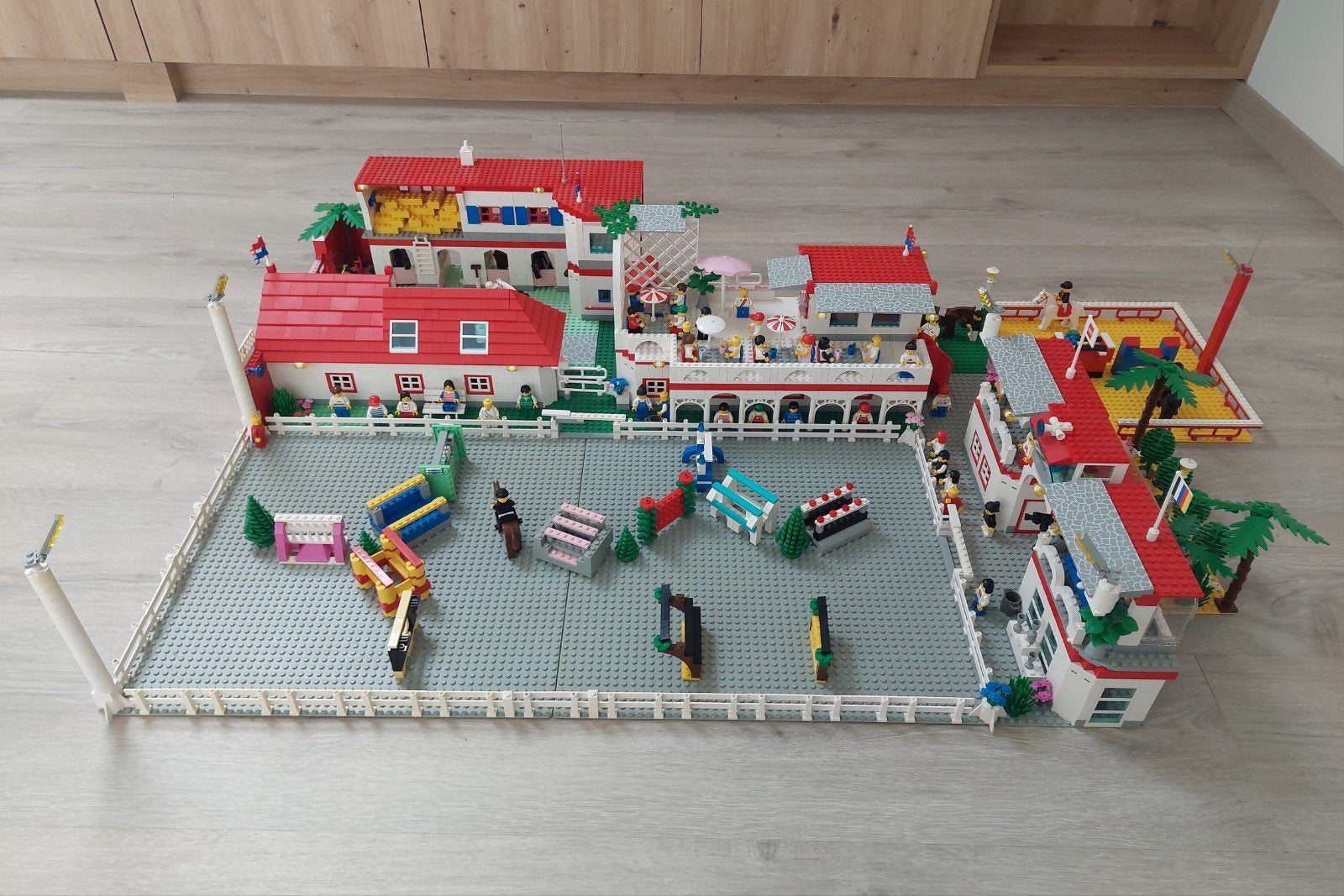 Groot vintage LEGO Paradisa paarden- en jumpingdiorama, Kinderen en Baby's, Ophalen, MOC (eigen creatie), Lego, Inclusief minifiguren