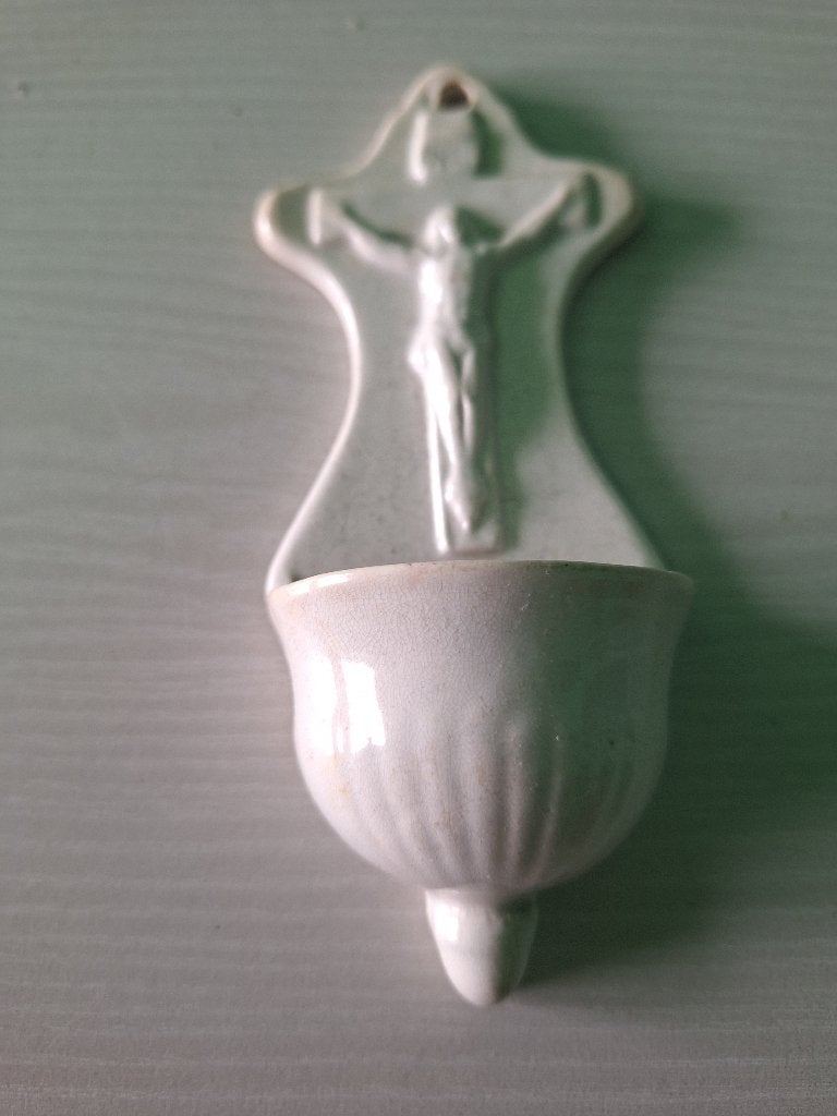 Récipient à eau bénite en porcelaine antique, Enlèvement