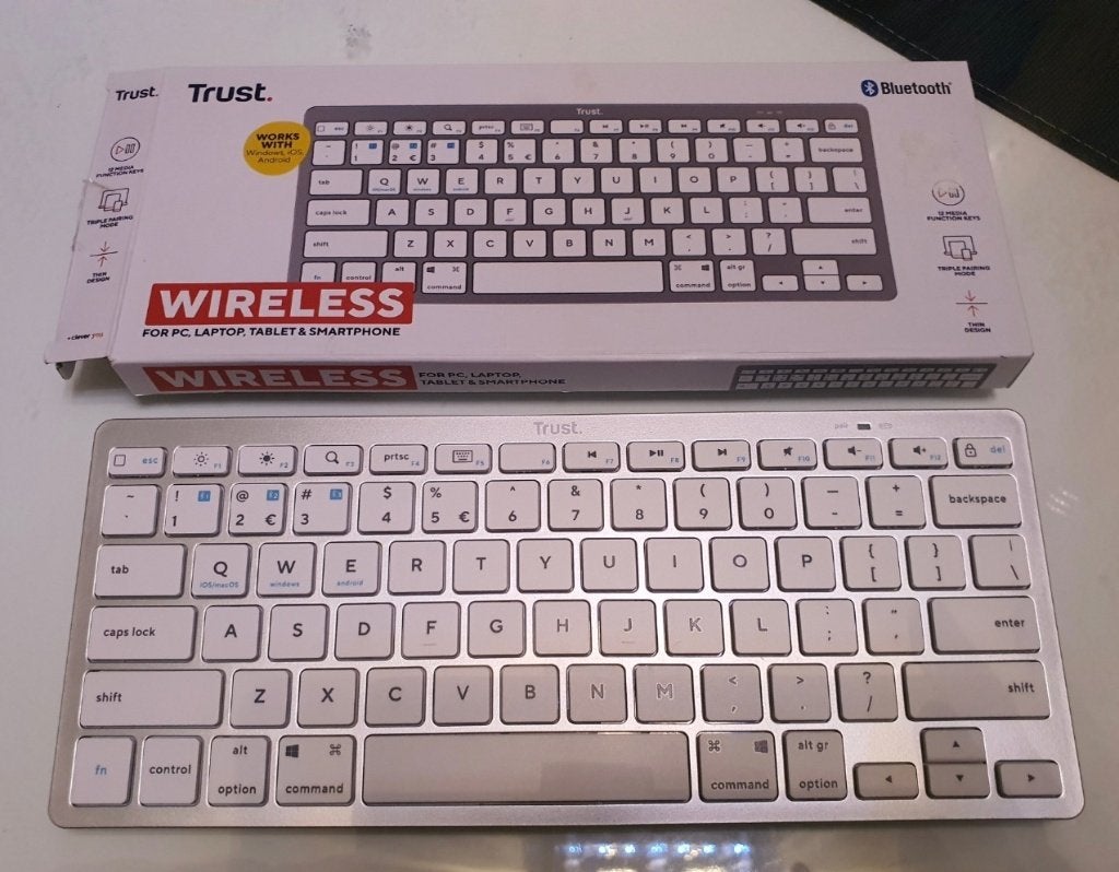 Trust Compact Bluetooth Toetsenbord (Zilver/Wit), Informatique & Logiciels, Claviers, Neuf, Enlèvement ou Envoi, Récepteur sans fil