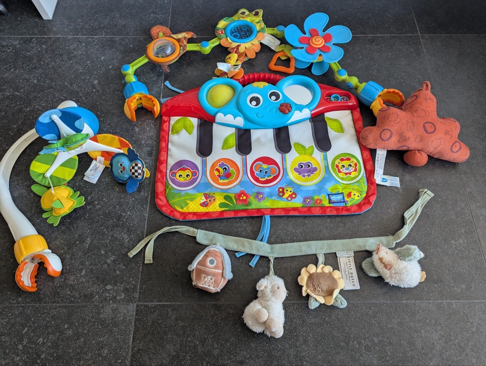 Allerlei babyspeelgoed, Ophalen
