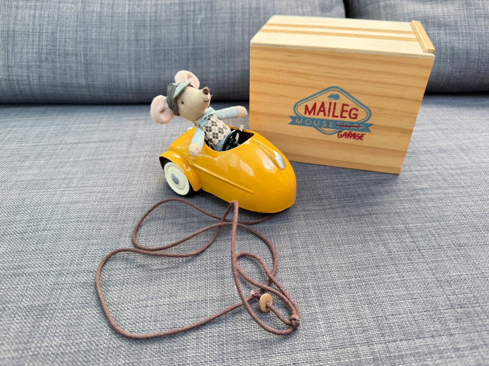 Maileg Muis in Gele Metalen Auto (Mousetrap Garage), Enlèvement ou Envoi, Comme neuf