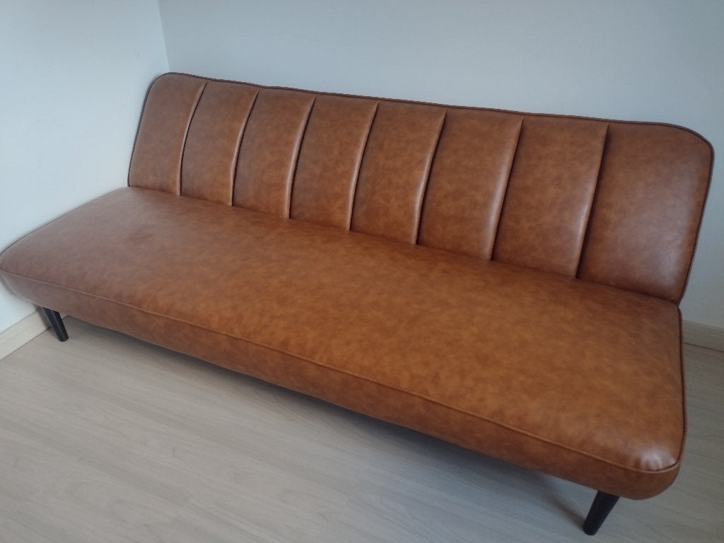 Stijlvolle cognac kunstleren slaapbank / klapbank, Ophalen, Kunststof, 150 tot 200 cm, Driepersoons