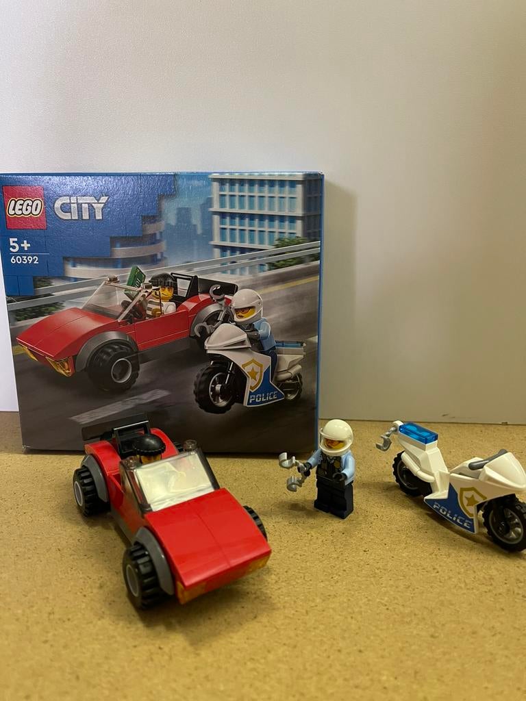 Lego 60392 achtervolging auto op politiemotor, Kinderen en Baby's, Speelgoed | Duplo en Lego, Ophalen of Verzenden, Zo goed als nieuw