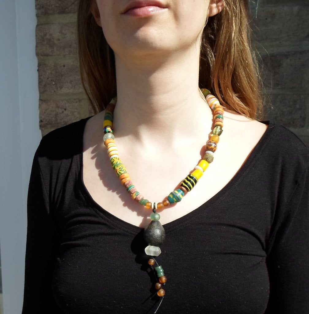 Long collier neuf femme céramique, belles perles africaines, Enlèvement ou Envoi, Neuf, Jaune, Pierre ou Minéral