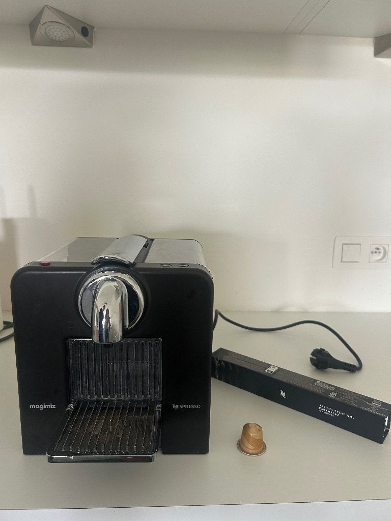 Koffiemachine Nespresso, Ophalen, Zo goed als nieuw, Koffiemachine, Koffiepads en cups