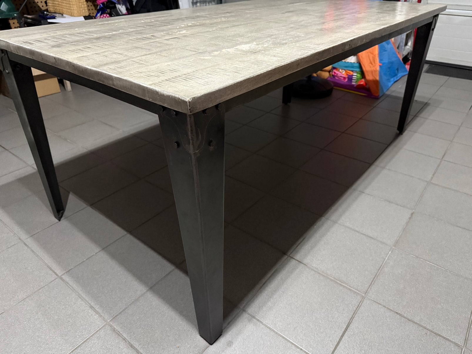 Grijze houtnerf tafel., Enlèvement, Comme neuf