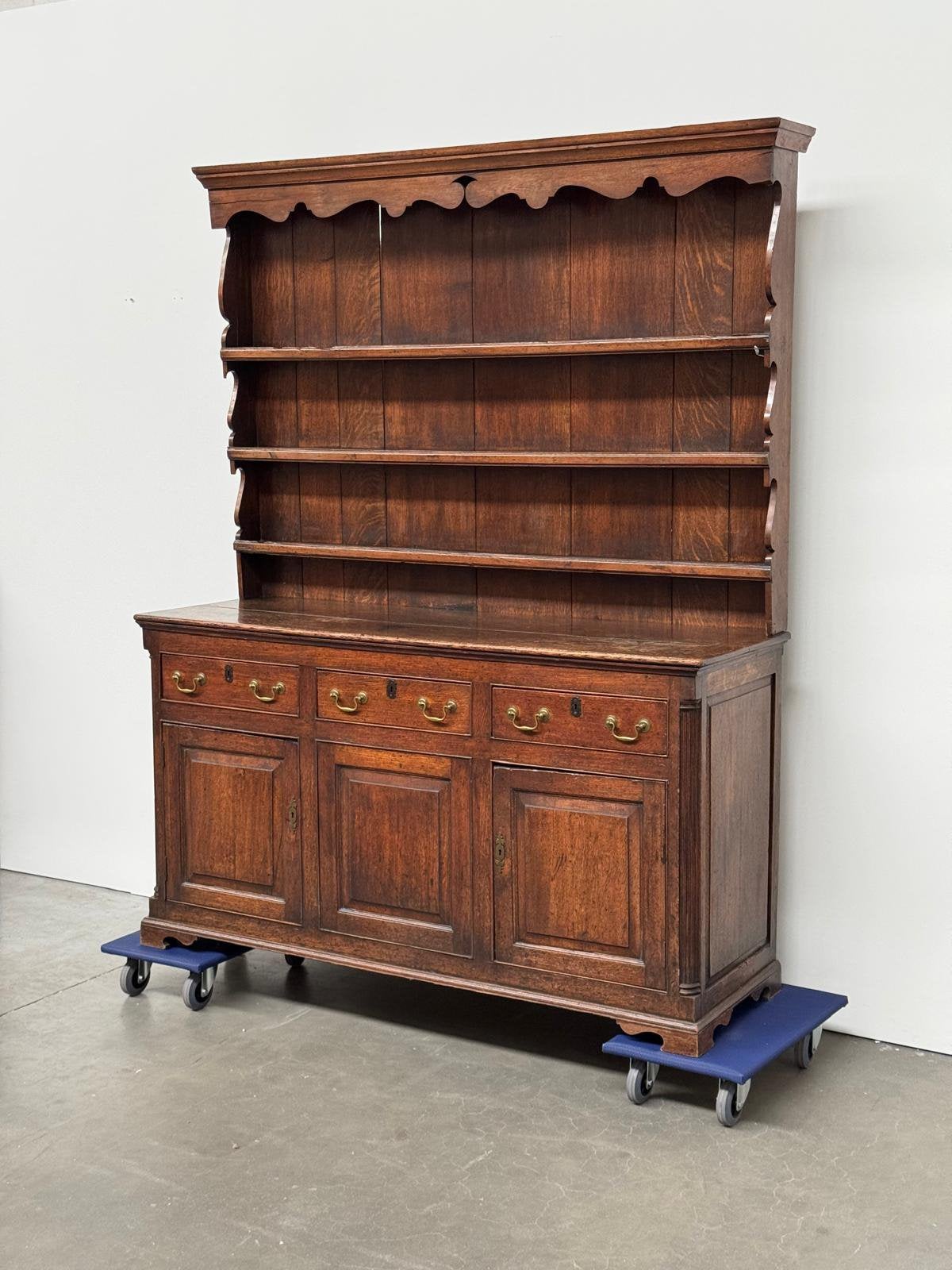 George II Welsh eiken dressoir met bordenplank, Antiek en Kunst, Ophalen