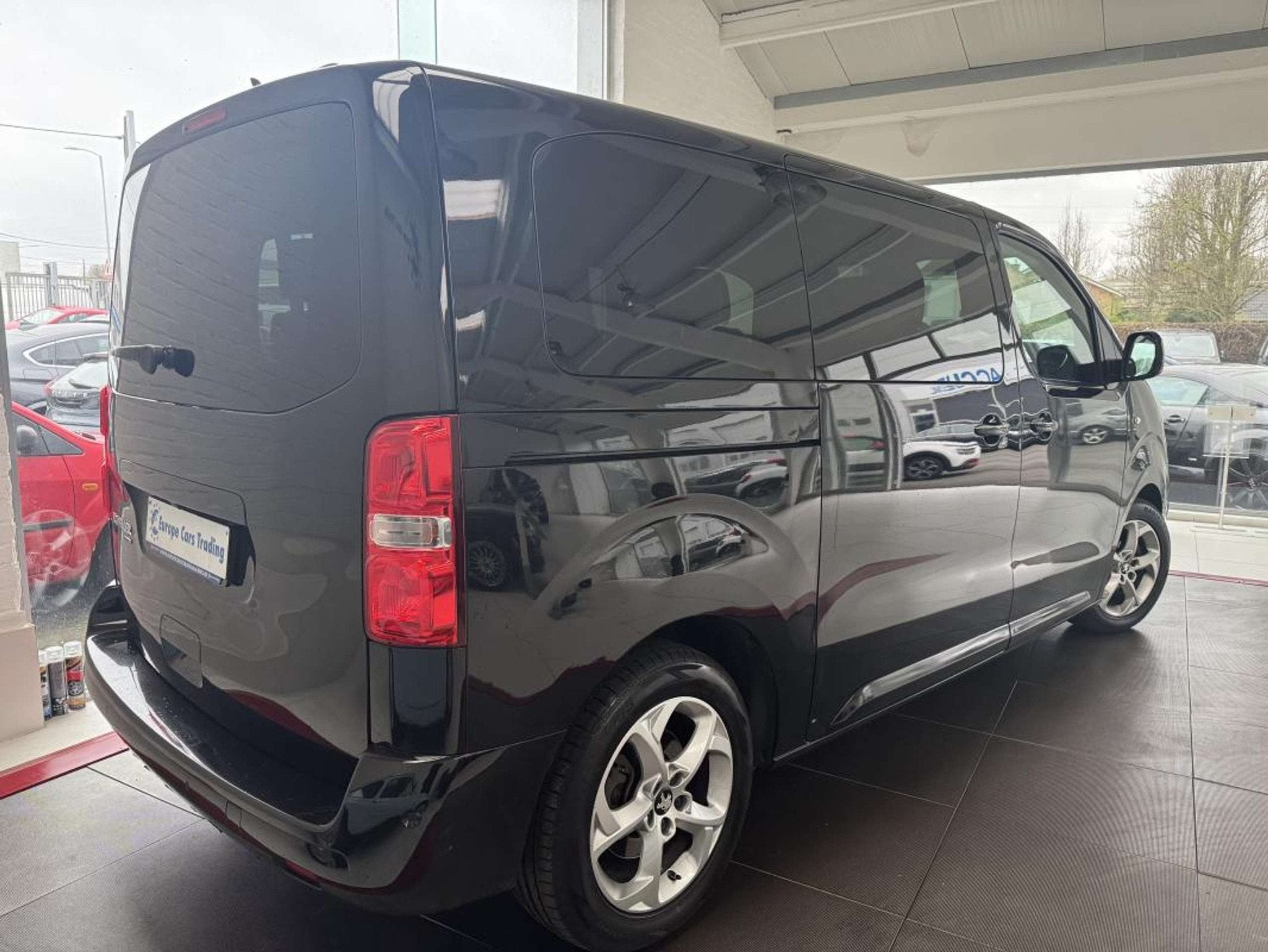 Peugeot Traveller BUISNESS VIP 2.0BlueHDI 180Ch EAT8 7Pl GAR, Auto's, Automaat, Zwart, 4 cilinders, Diesel