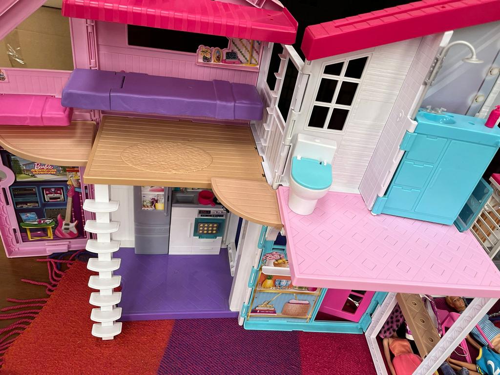 Barbiehuis met toebehoren, Kinderen en Baby's, Speelgoed | Poppenhuizen, Ophalen of Verzenden, Zo goed als nieuw