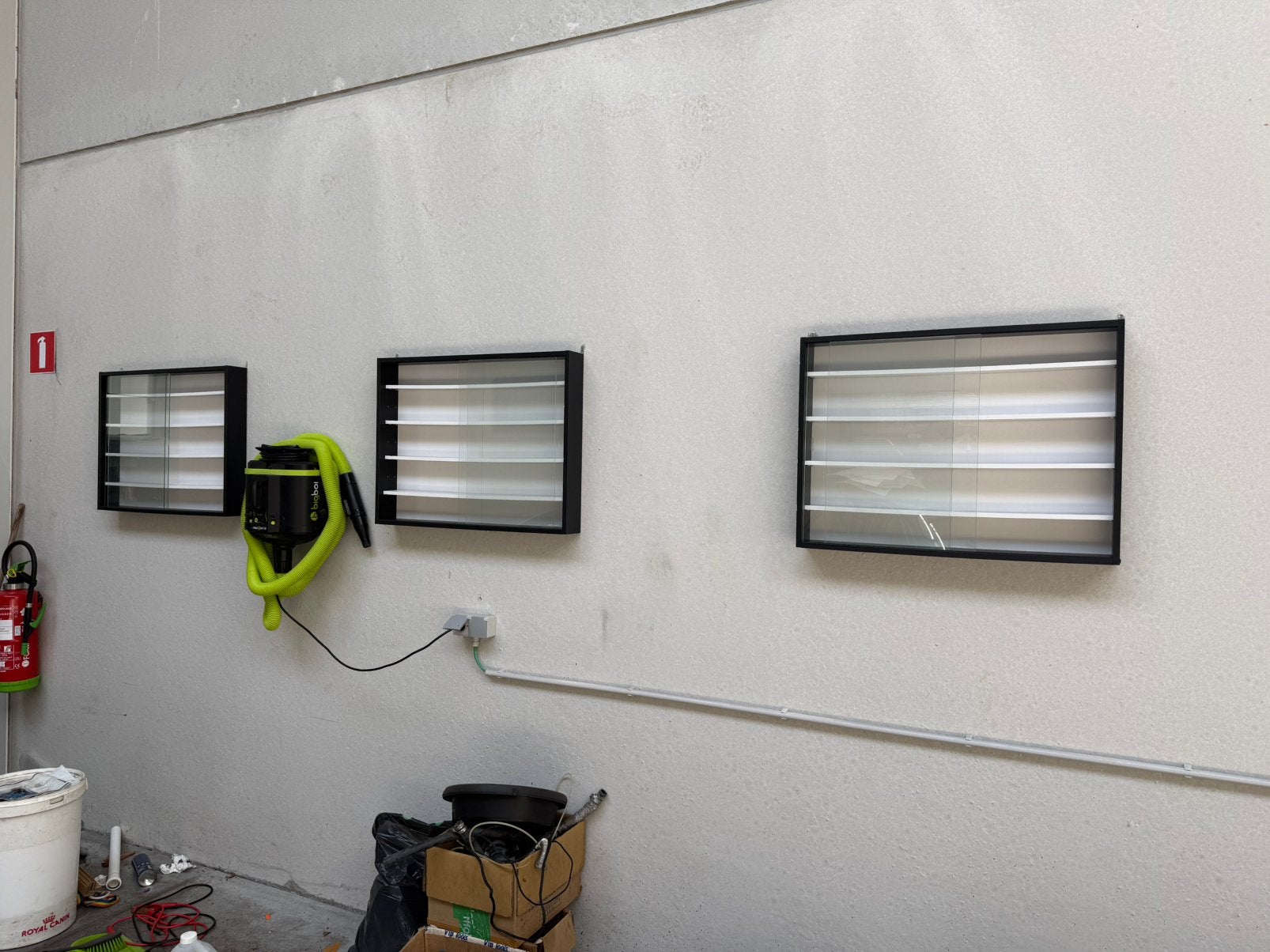 3 vitrine kastjes voor tegen de muur., Ophalen