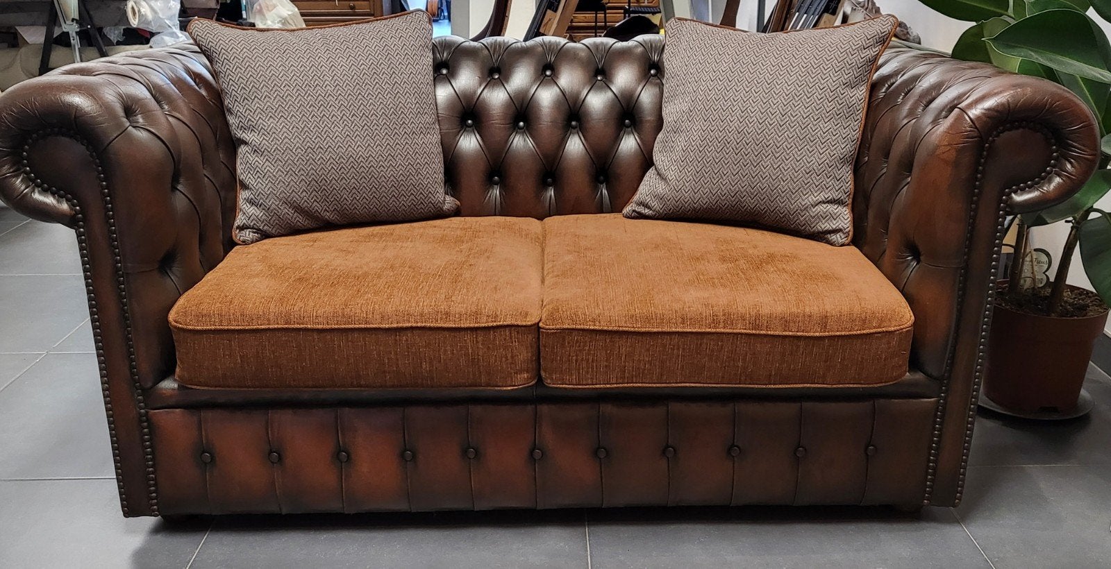 chesterfield met nieuwe kussens, Huis en Inrichting, Ophalen, Stof