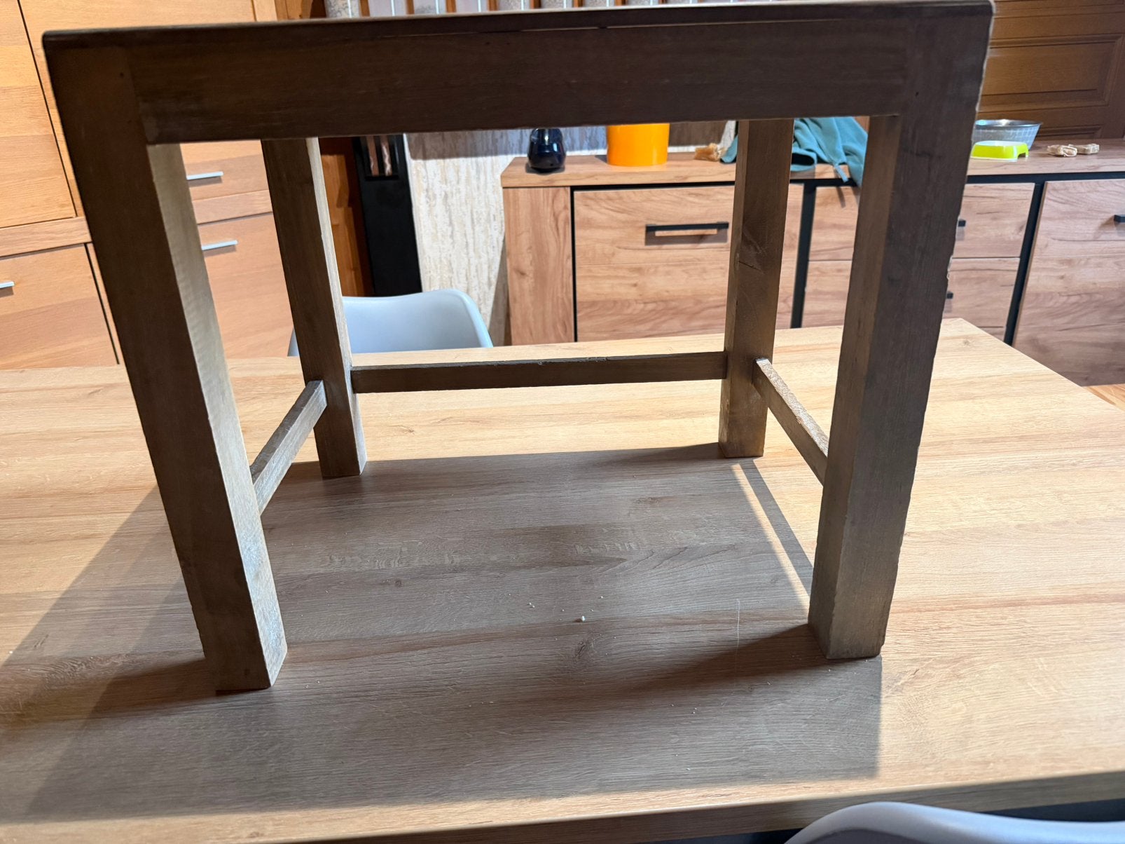 Kleine bijzettafel van massief hout - rustieke stijl, Ophalen, Gebruikt