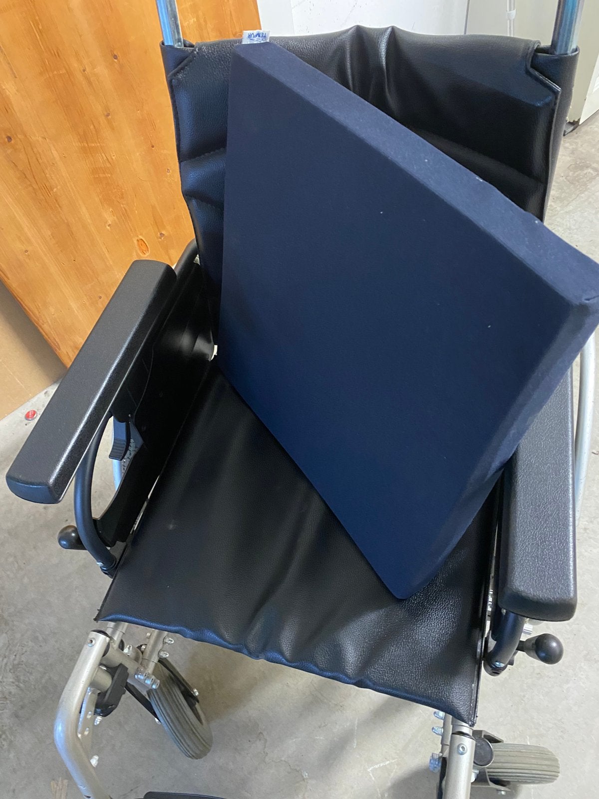 Fauteuil roulant avec coussin Tempur, Enlèvement, Comme neuf