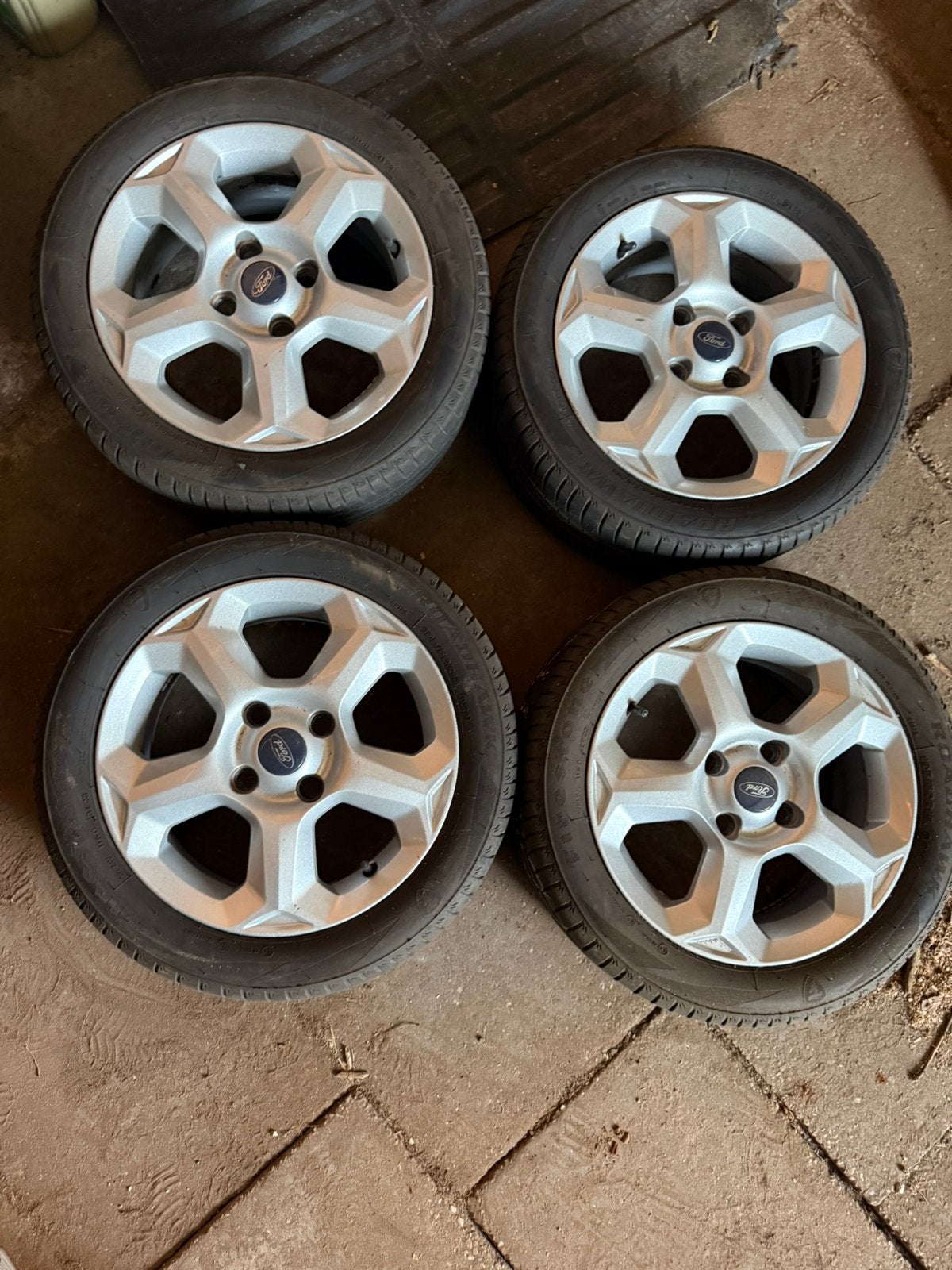 Aluminium velgen Ford Fiesta met nieuwe banden, Autos : Pièces & Accessoires, Autres pièces automobiles, Enlèvement, Ford