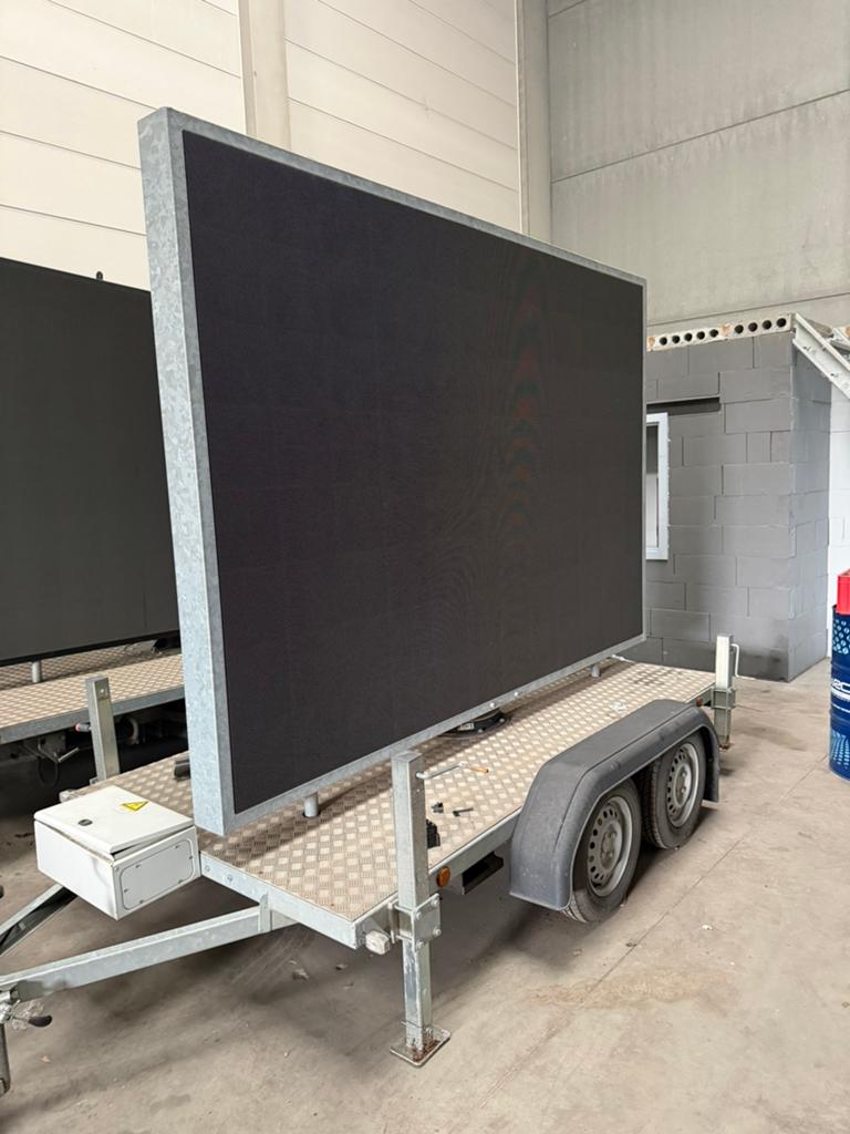 Led scherm op trailer met mast p4 5m2, Ophalen, Zo goed als nieuw