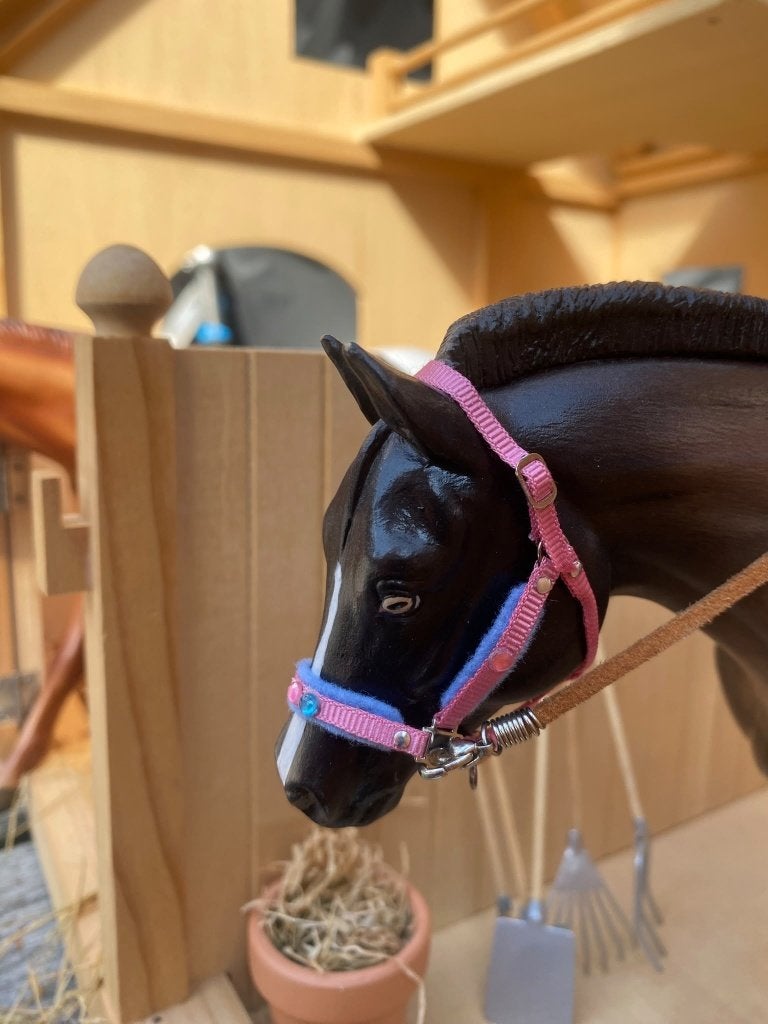 Roze halster met paarse moumoute en Strass Breyer 1:9, Ophalen of Verzenden, Zo goed als nieuw