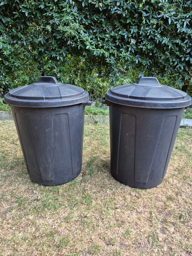 Poubelles noires, 40 litres ou plus, Enlèvement, Utilisé, Synthétique