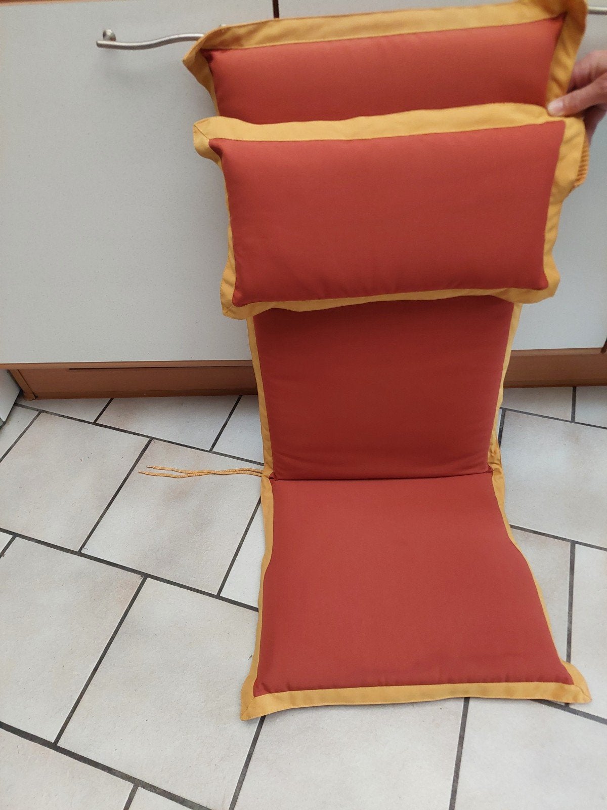 Coussins de chaises, Enlèvement