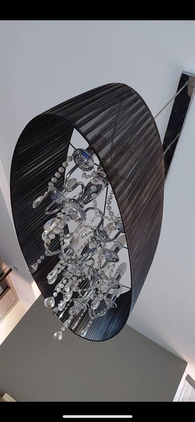 Lustre oval noir, Enlèvement