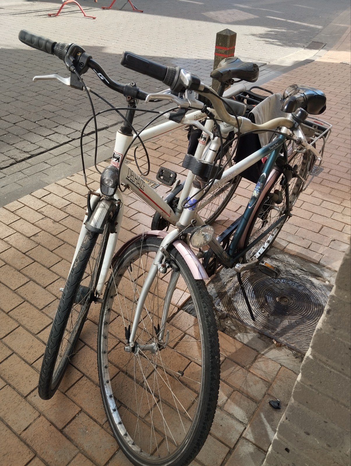 twee herenfietsen met werk aan, Enlèvement
