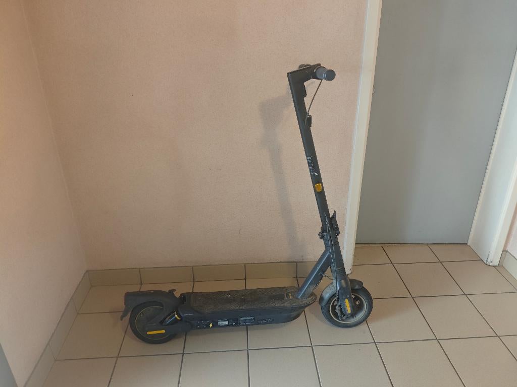 step:  ninebot max g2 en tres bonne etat avec suspension, Vélos & Vélomoteurs, Trottinettes, Enlèvement, Utilisé, Step électrique (E-scooter)