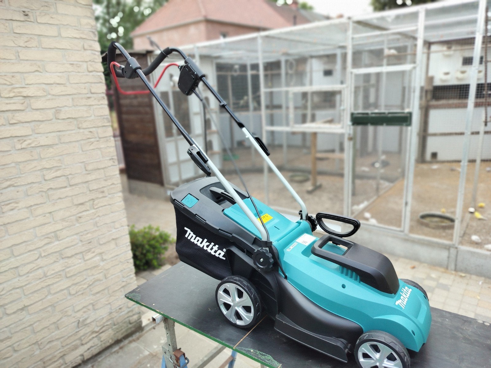 Nieuwe Makita grasmaaier  ELM3320., Tuin en Terras, Ophalen, Cirkelmaaier, Elektrische grasmaaier, Nieuw