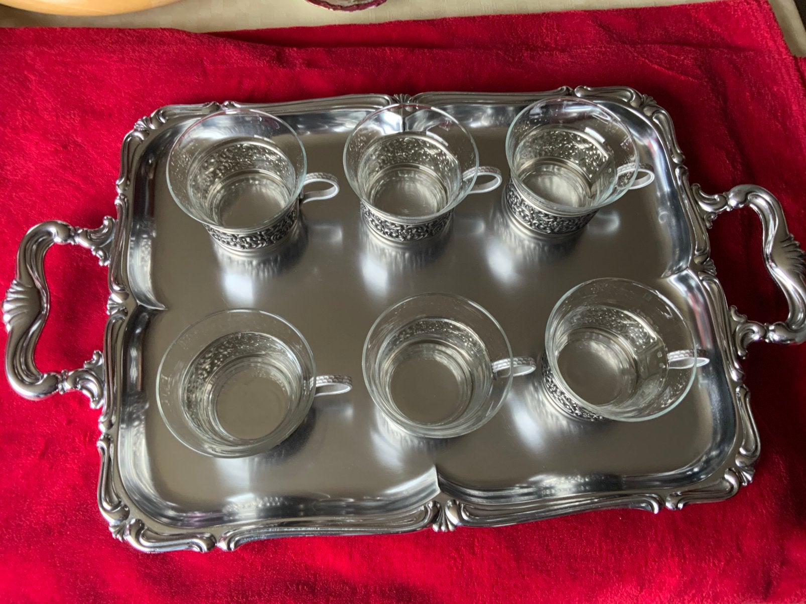 Tasses en verre sur plateau, Enlèvement