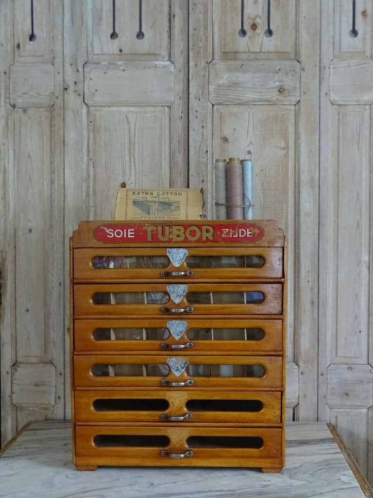 Oude garenkast met opschrift, Antiek en Kunst, Ophalen of Verzenden