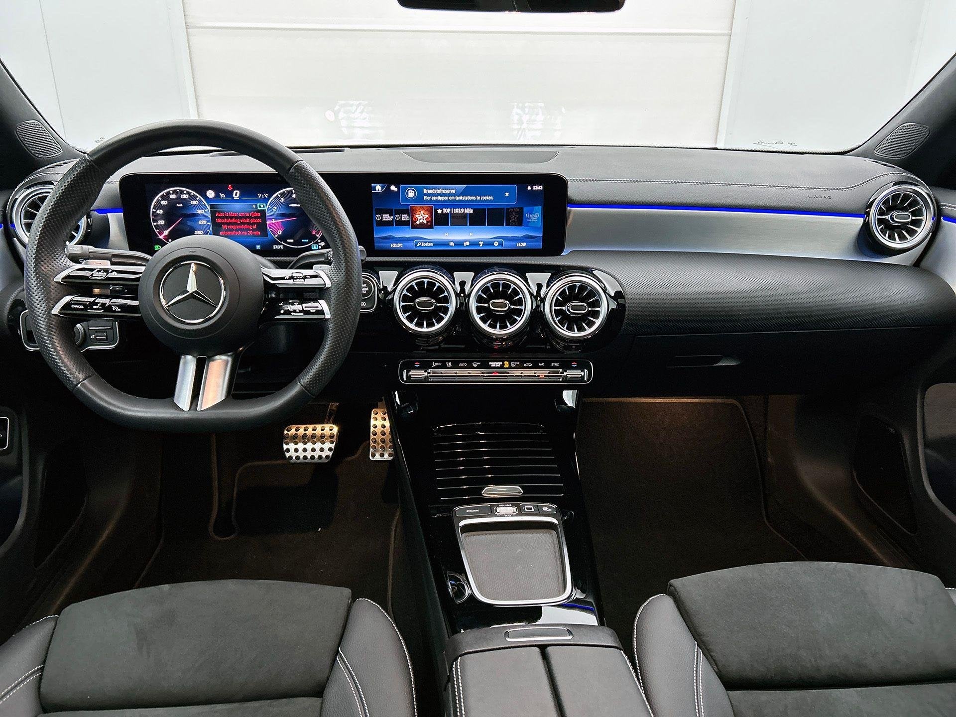 Mercedes-Benz CLA-Klasse 180 Coupé AMG Line | Panoramisch D, Stof, Gebruikt, 4 cilinders, Bedrijf